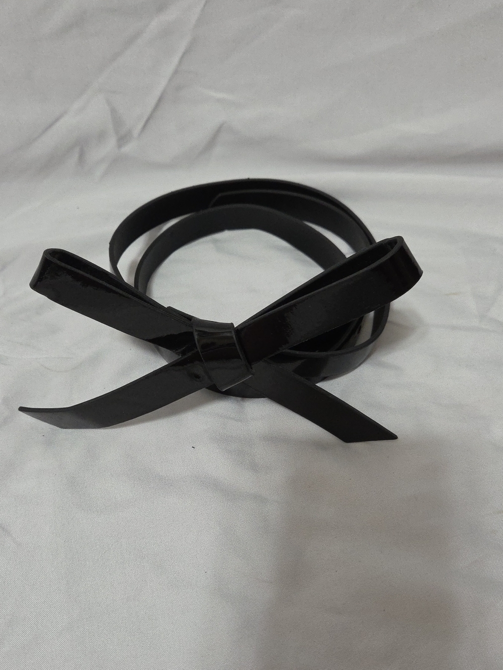 Black Glossy Narrow Belt With Bow Clasp, Size Large 30-34, Like New Condition